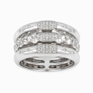 Anillo de Oro Blanco y Diamantes con Acabado Martillado