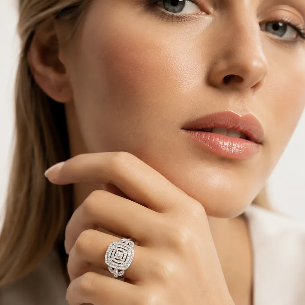 Anillo de Oro Blanco con Diamante Central y Halos de Diamantes - Imagen 6