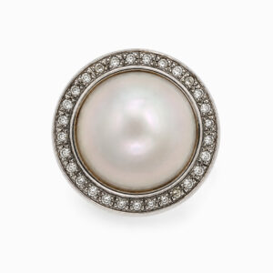 Anillo de Oro Blanco con Perla y Halo de Diamantes
