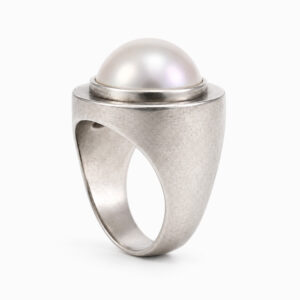 Anillo de Oro Blanco con Perla y Halo de Diamantes