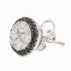 Aros de oro blanco con diamantes y halo de diamantes negros