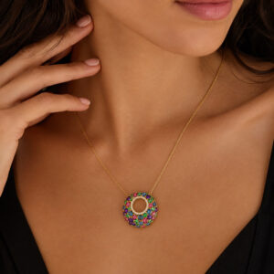 Collar en oro amarillo  con colgante circular multicolor y halo de diamantes