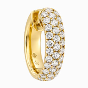 Aro tipo argolla en tono dorado con frente de doble hilera de detalles brillantes