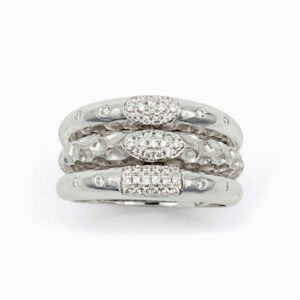 Anillo de Oro Blanco y Diamantes con Acabado Martillado
