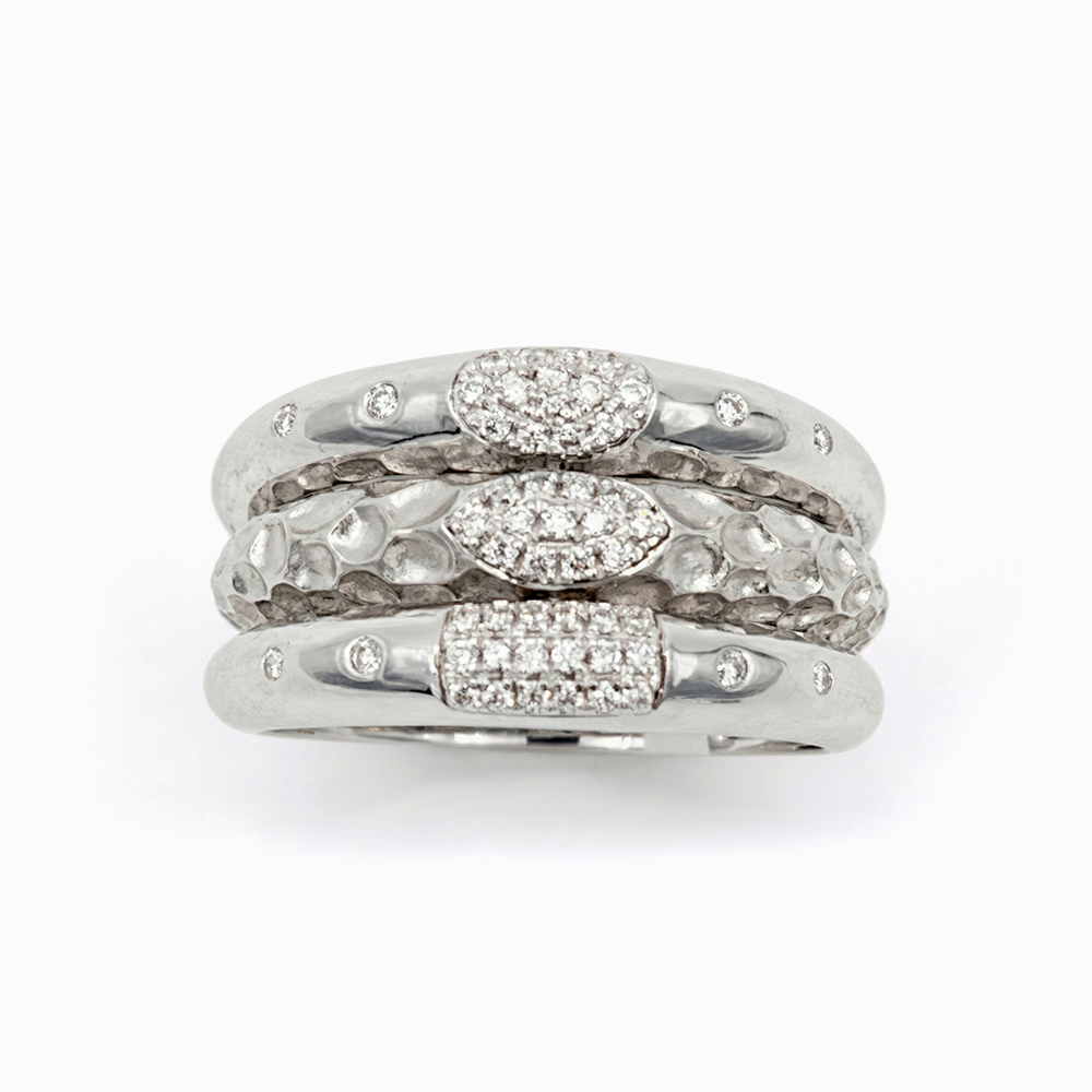 Anillo de Oro Blanco y Diamantes con Acabado Martillado