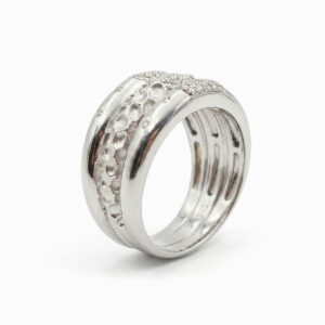Anillo de Oro Blanco y Diamantes con Acabado Martillado