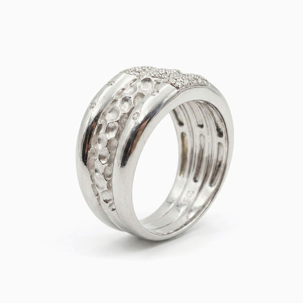 Anillo de Oro Blanco y Diamantes con Acabado Martillado - Imagen 2
