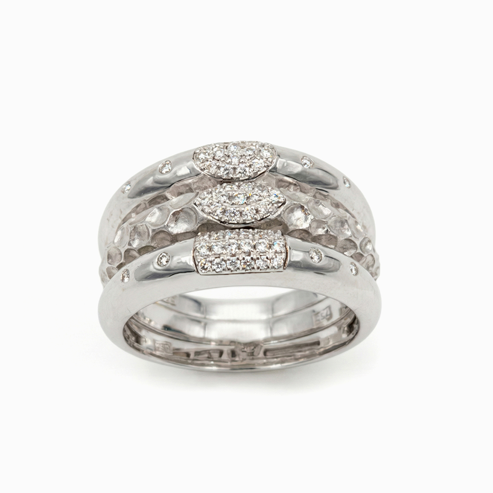 Anillo de Oro Blanco y Diamantes con Acabado Martillado - Imagen 3