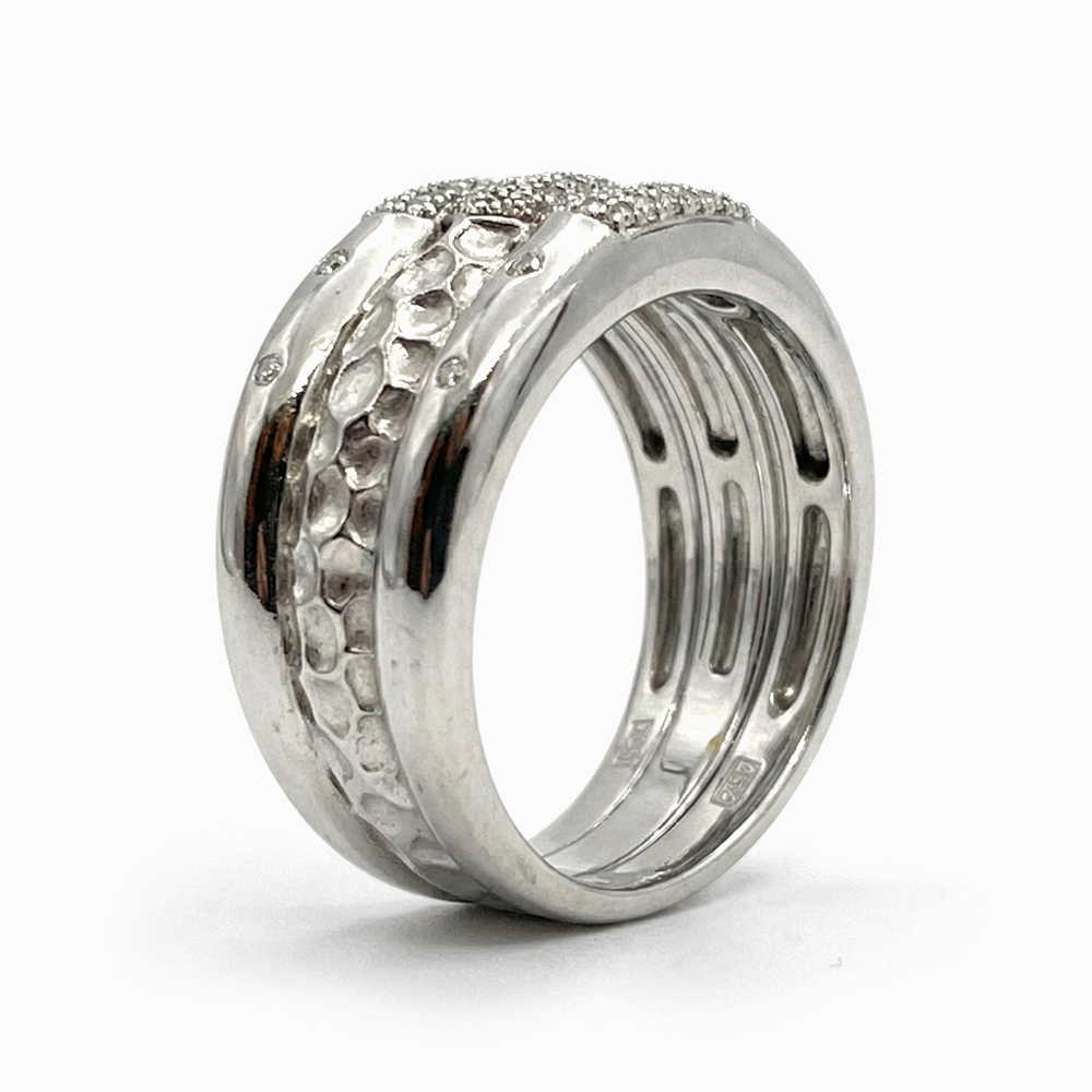 Anillo de Oro Blanco y Diamantes con Acabado Martillado - Imagen 4