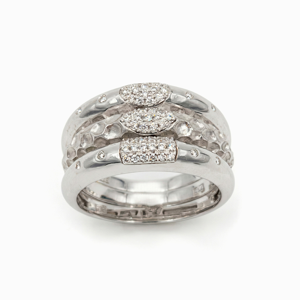 Anillo de Oro Blanco y Diamantes con Acabado Martillado - Imagen 5