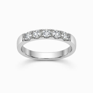 Anillo medio cintillo de diamantes en oro blanco
