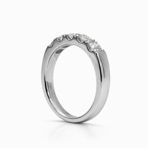 Anillo medio cintillo de diamantes en oro blanco