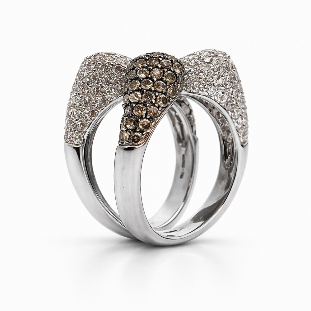 Anillo Escultural de Oro Blanco con Diamantes Blancos y Champagne - Imagen 3