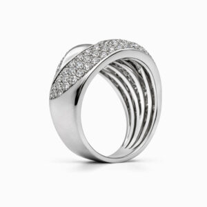 Anillo de Oro Blanco con Diseño Envolvente y Diamantes