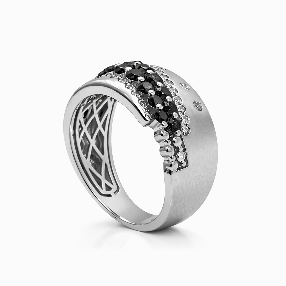 Anillo de Oro Blanco con Recorrido Diagonal de Diamantes - Imagen 4