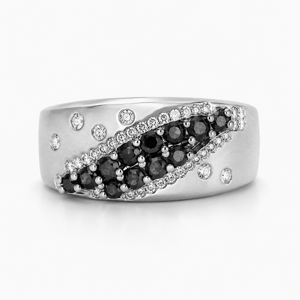 Anillo de Oro Blanco con Recorrido Diagonal de Diamantes