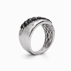 Anillo de Oro Blanco con Recorrido Diagonal de Diamantes
