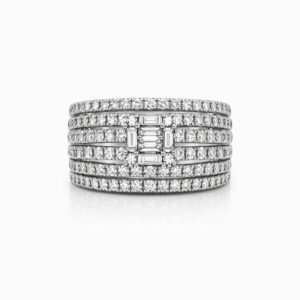 Anillo de diamantes pavé con solitario en oro blanco