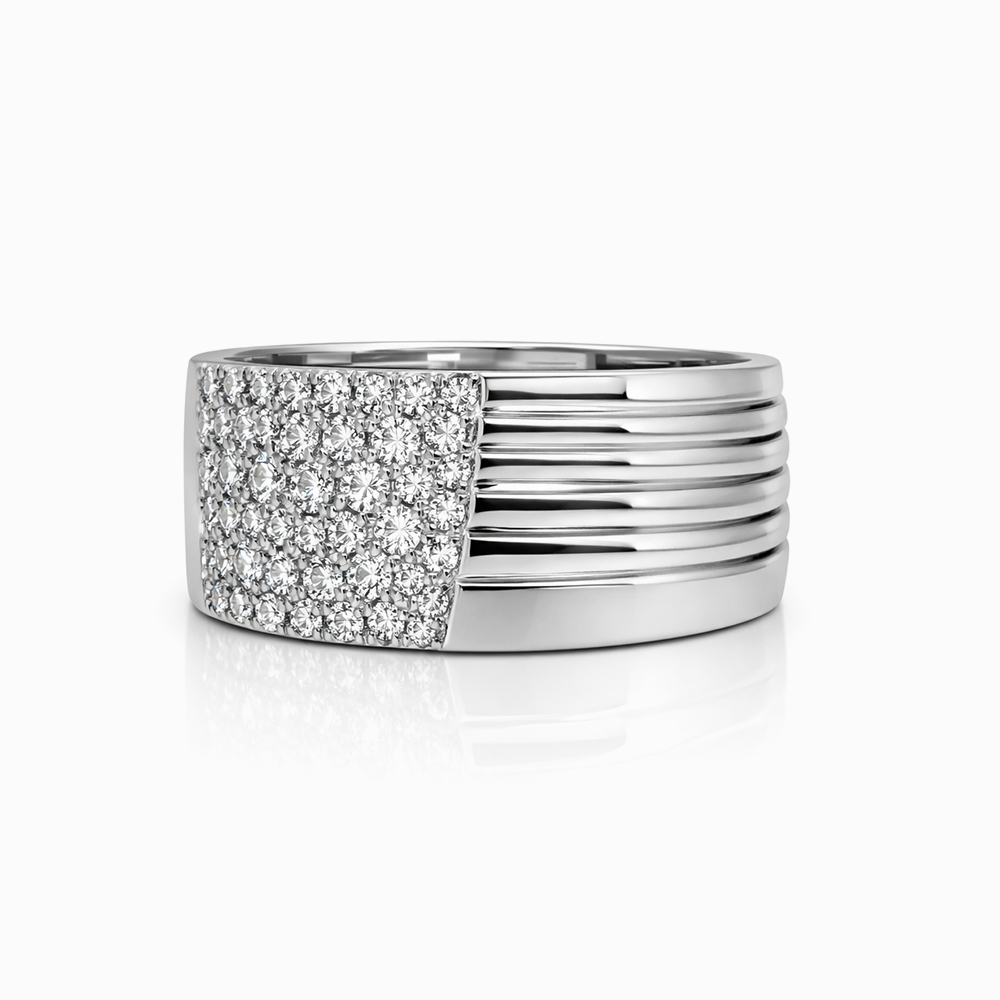 Anillo de Oro Blanco Acanalado con Pavé de Diamantes