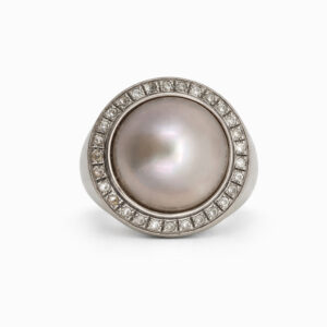 Anillo de Oro Blanco con Perla y Halo de Diamantes