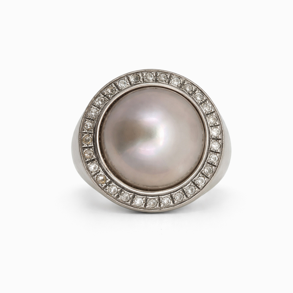 Anillo de Oro Blanco con Perla y Halo de Diamantes