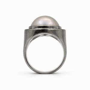 Anillo de Oro Blanco con Perla y Halo de Diamantes
