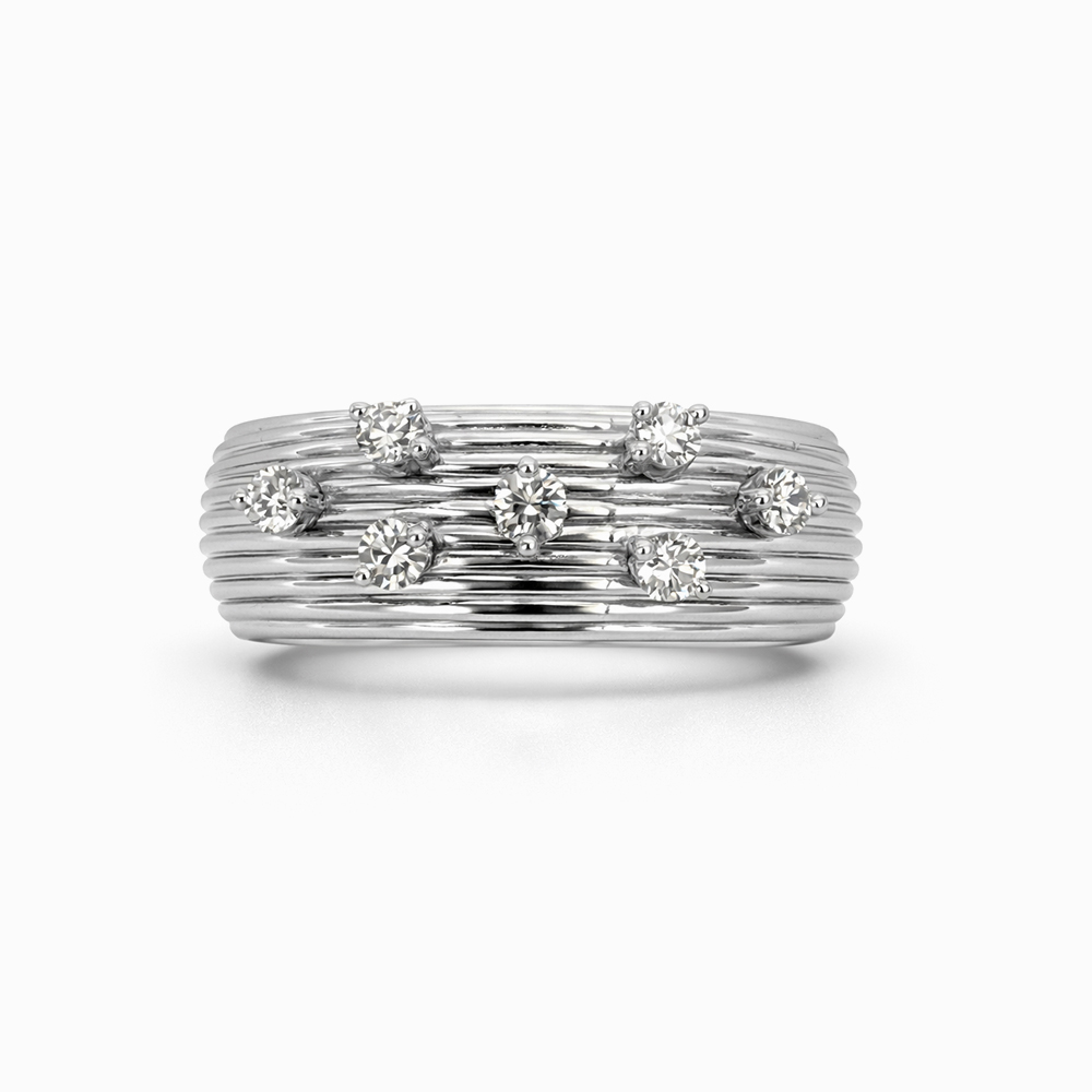 Anillo de Oro Blanco con Perfil Acanalado y Diamantes