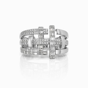Anillo de diamantes pavé y baguette en oro blanco diseño entrelazado