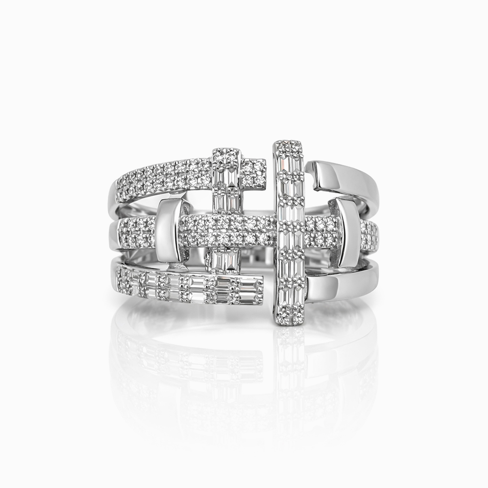 Anillo de diamantes pavé y baguette en oro blanco diseño entrelazado