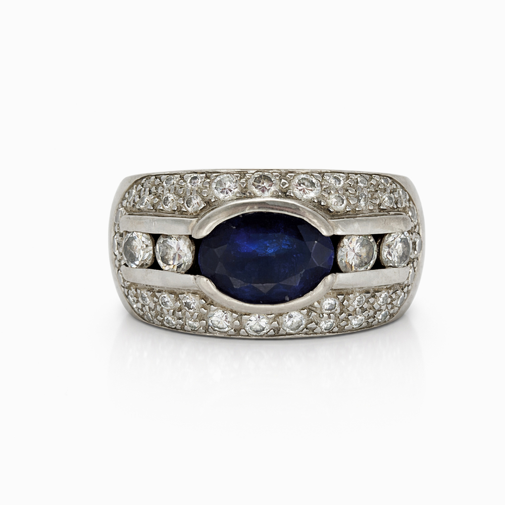 Anillo de Oro Blanco con Zafiro Central y Diamantes