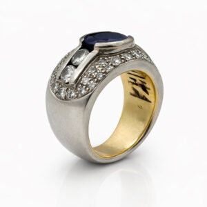 Anillo de Oro Blanco con Zafiro Central y Diamantes