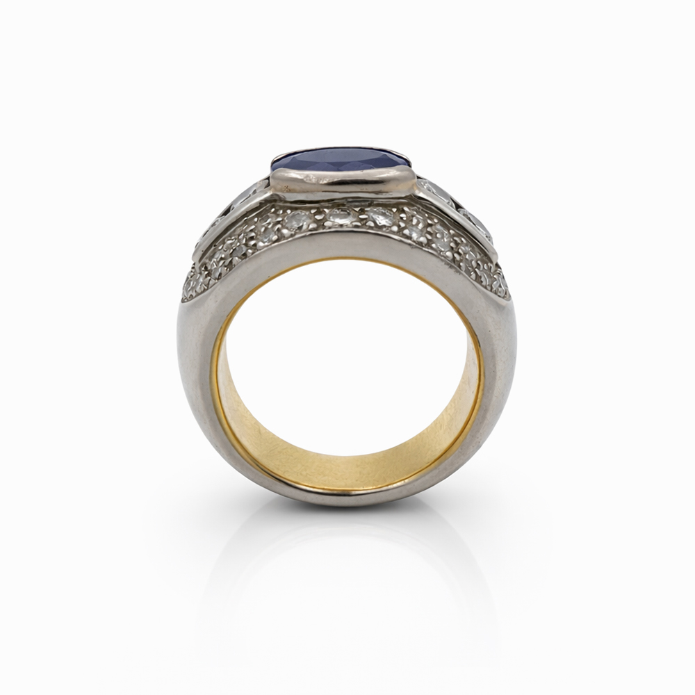 Anillo de Oro Blanco con Zafiro Central y Diamantes - Imagen 3