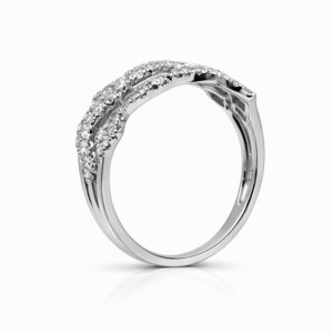 Anillo de Oro Blanco con Diseño Calado Geométrico y Diamantes