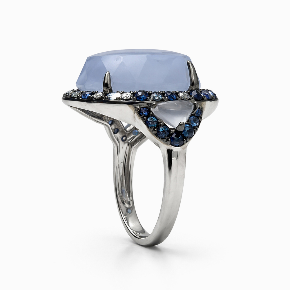 Anillo de Calcedonia Facetada con Zafiros y Diamantes en Oro Blanco - Imagen 4