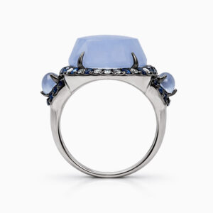 Anillo de Calcedonia Facetada con Zafiros y Diamantes en Oro Blanco