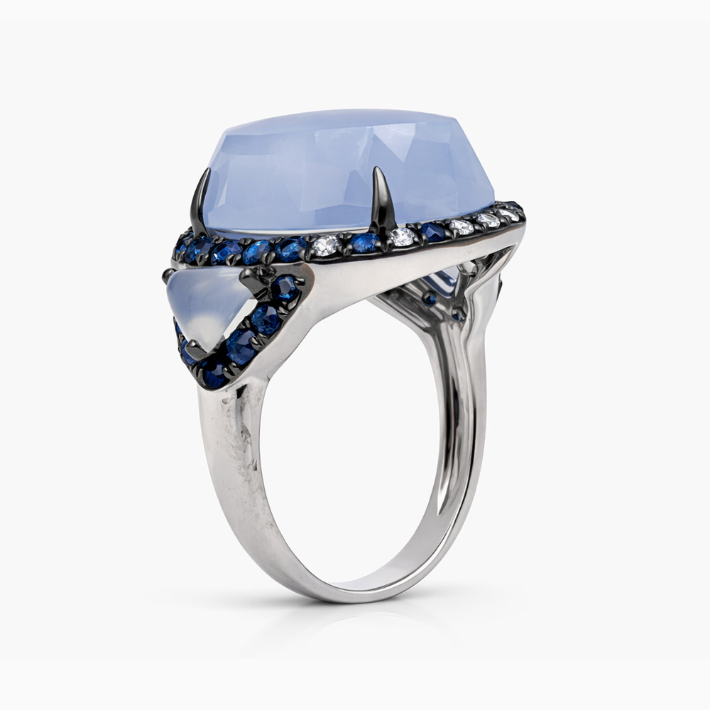 Anillo de Calcedonia Facetada con Zafiros y Diamantes en Oro Blanco - Imagen 5