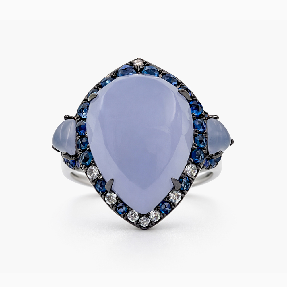 Anillo de Calcedonia Facetada con Zafiros y Diamantes en Oro Blanco