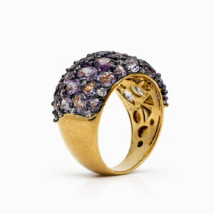 Anillo cúpula de amatistas y diamantes en oro amarillo