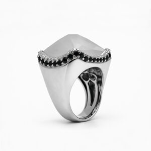 Anillo cuarzo blanco faceteado con diamantes negros en oro blanco