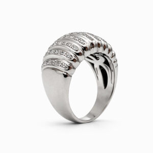 Anillo acanalado de oro blanco con diamantes