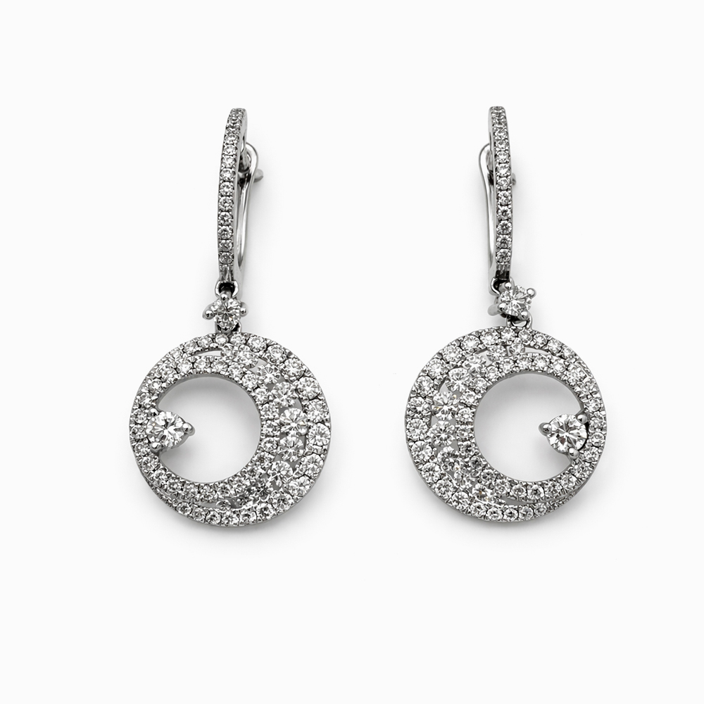 Aros de Oro Blanco con Diseño Circular en Pavé