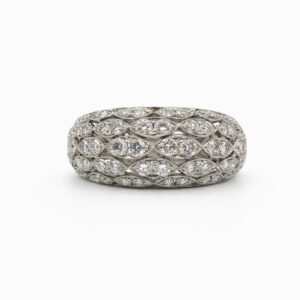 Anillo de diamantes en oro blanco con diseño calado
