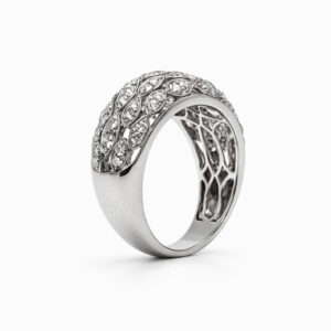 Anillo de diamantes en oro blanco con diseño calado