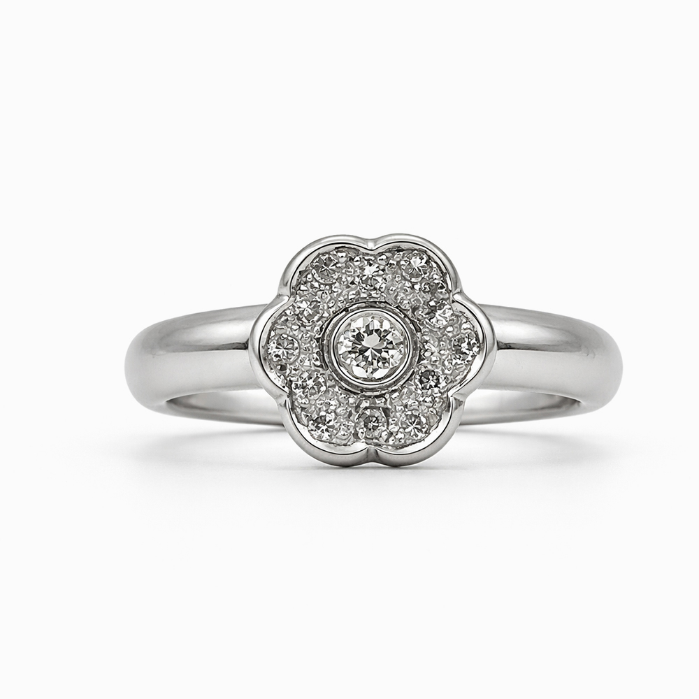 Anillo floral de oro blanco y diamantes