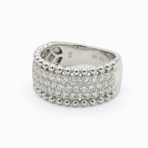 Medio Cintillo de Oro Blanco con Bordes de Esferas y Pavé de Diamantes