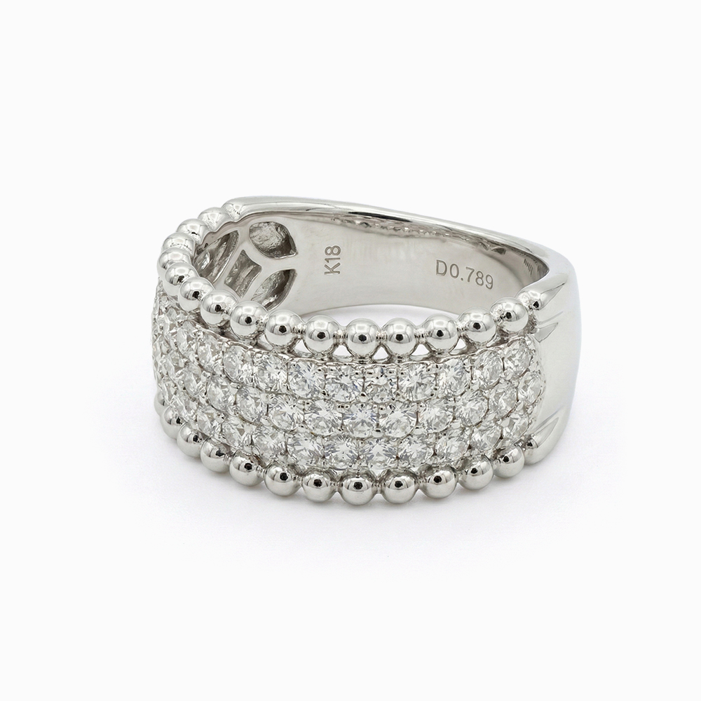 Medio Cintillo de Oro Blanco con Bordes de Esferas y Pavé de Diamantes
