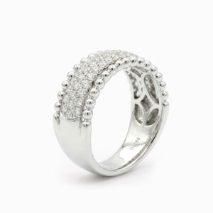 Medio Cintillo de Oro Blanco con Bordes de Esferas y Pavé de Diamantes