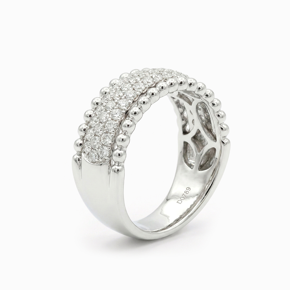 Medio Cintillo de Oro Blanco con Bordes de Esferas y Pavé de Diamantes - Imagen 2