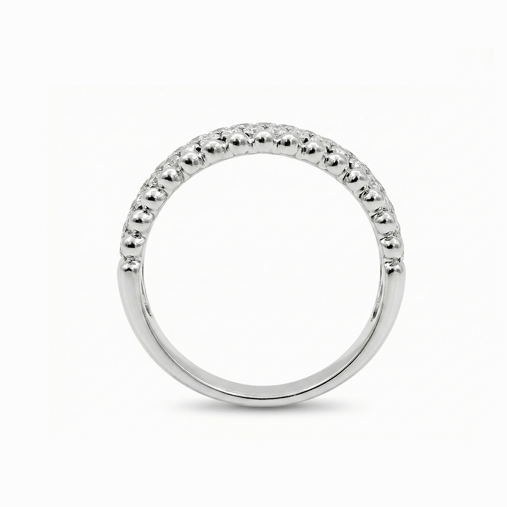 Medio Cintillo de Oro Blanco con Bordes de Esferas y Pavé de Diamantes - Imagen 3