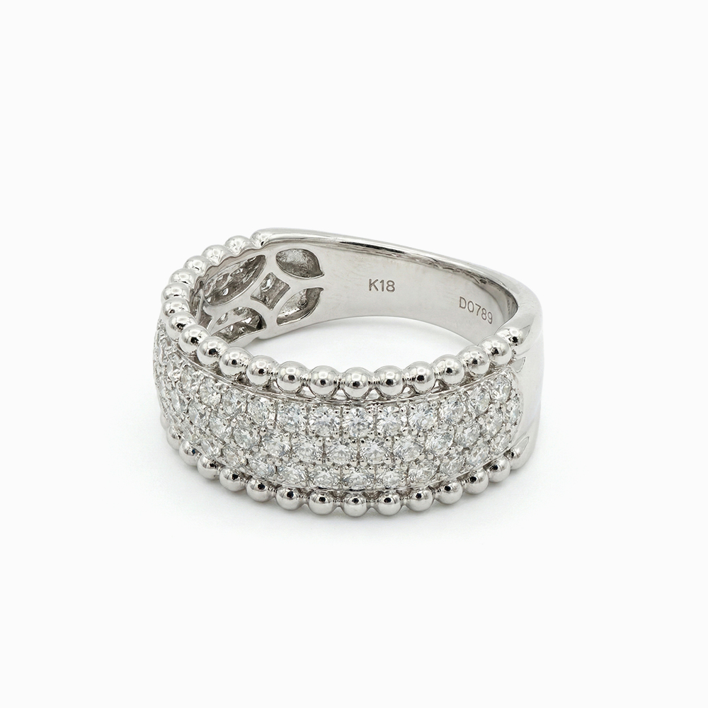 Medio Cintillo de Oro Blanco con Bordes de Esferas y Pavé de Diamantes - Imagen 5